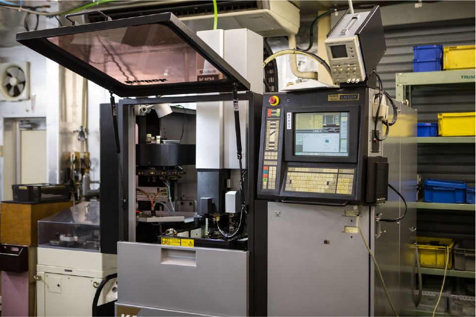 細穴放電加工機